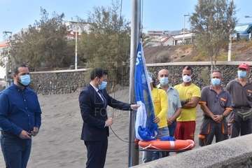 Izado de la bandera azul en Hoya del Pozo (foto TA/Francisco Javier Santana)